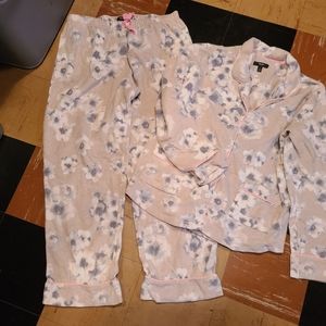 Simply Vera Vera Wang so soft pajama set in a misses size large. EUC
